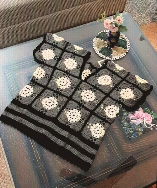 Black+Gray+Beige Crochet Top